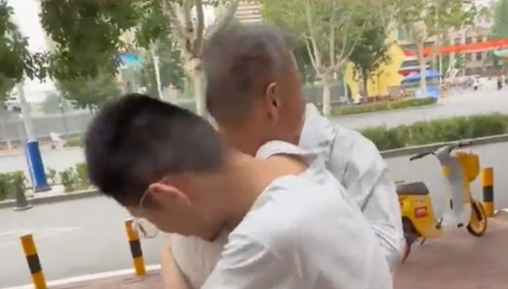 One of the twins gives his grandfather a hug immediately after completing the key test. Photo: Douyin