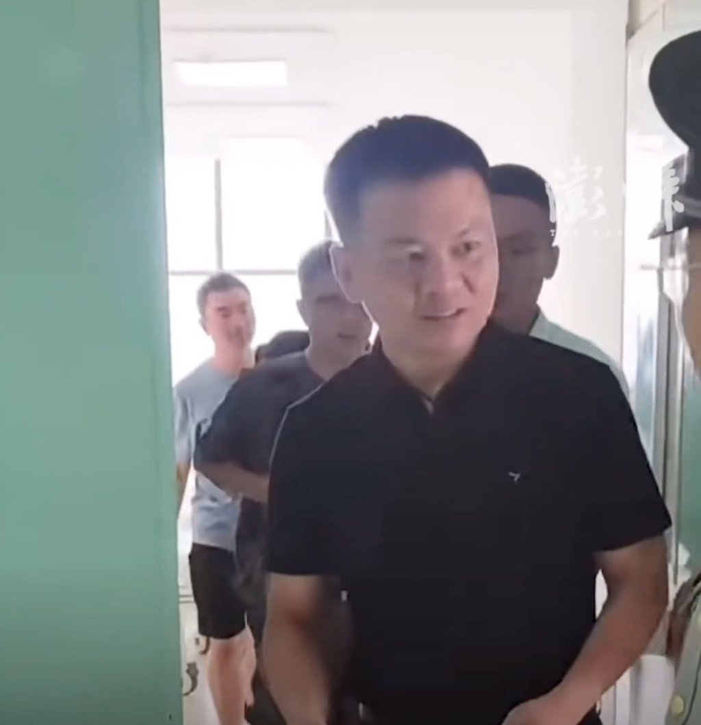 Hero Zhang Wei leaves the hospital after being treated for exhaustion. Photo: The Paper