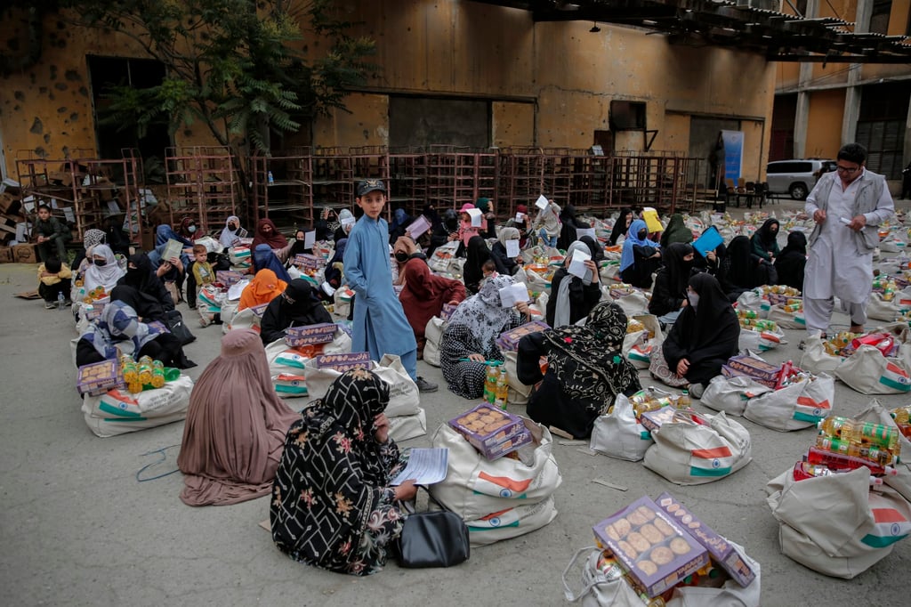 Afghan refugees who have recently returned from neighbouring Pakistan and Iran receive rations, donated by the Indian government, in Kabul, Afghanistan, on May 18. Photo: EPA-EFE