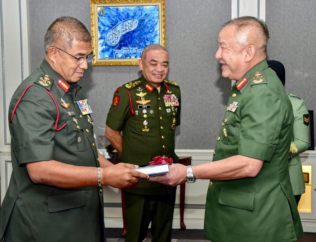Johnny Lim Eng Seng (right) talking to Armed Forces chief General Mohd Nizam Jaffar. Photo: Facebook/Malaysian Armed Forces