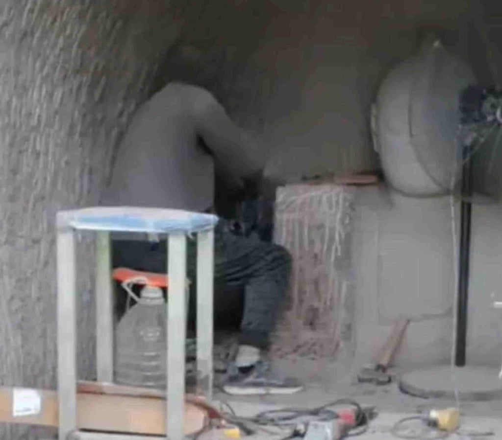 As the artist continues with his work, the image of Ultraman’s head begins to be discernible. Photo: Weibo