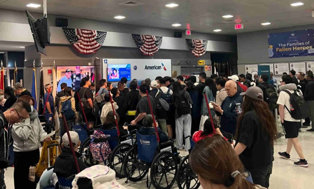Passengers wait for information after flight CX843 was cancelled. Photo: RedNote/ 帅气的ZZY