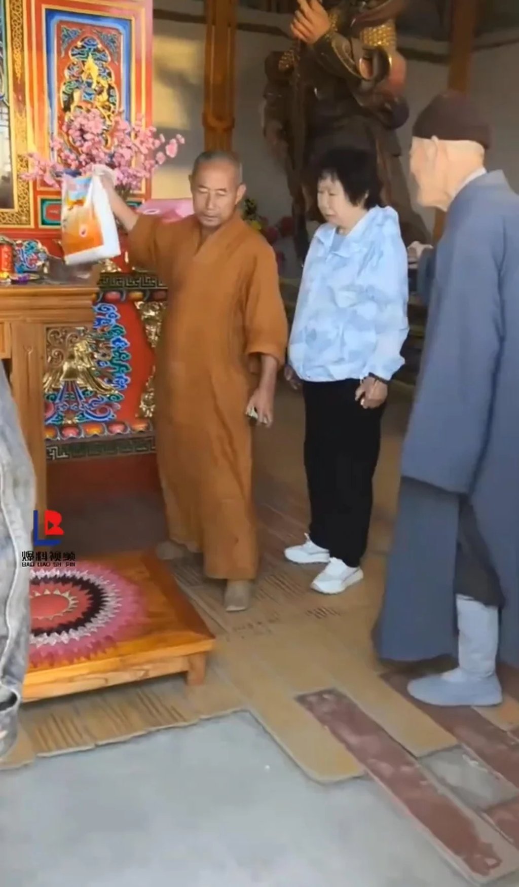 The monk holds up the couple’s bag of rice as he accuses them of not being “sincere”. Photo: Douyin