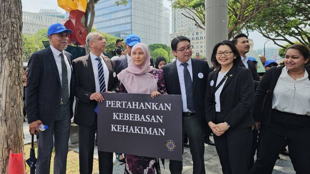 PKR Deputy President Nurul Izzah Anwar with members of the Malaysian Bar during a march for judicial independence on Monday. Photo: Handout