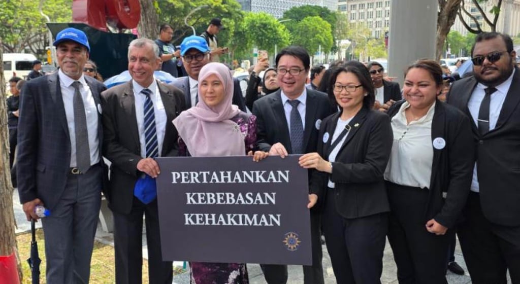 Prime Minister Anwar Ibrahim’s daughter Nurul Izzah (centre) marches with members of the Malaysian Bar to demand for an investigation into the latest claims. Photo: Nurul Izzah Anwar