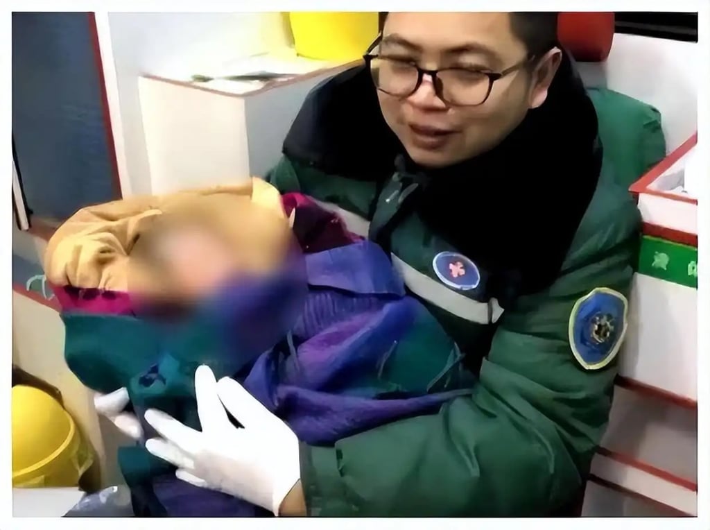 Medics at the scene were taken aback by the significant haemorrhage and the unusually large size of the newborn, who weighed 4.5kg. Photo: Baidu