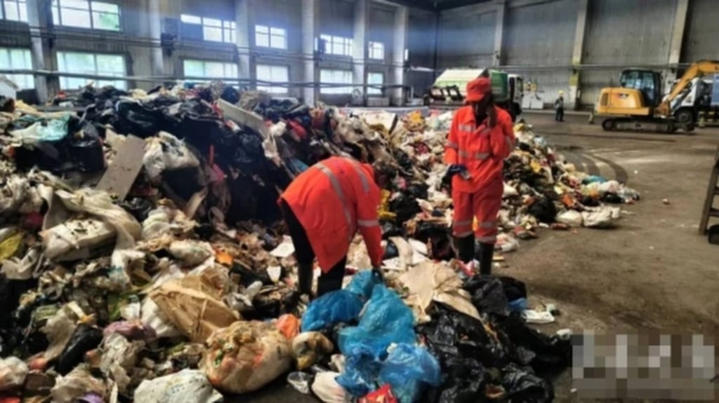 It took the two cleaning workers four hours to sift through piles of rubbish before they found the watch. Photo: QQ.com