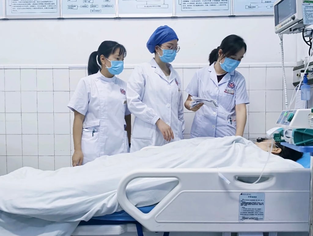 Mei was sent to hospital, lapsed into a critical condition, and had to endure a 12-hour emergency procedure as a result of her diet. Photo: QQ.com