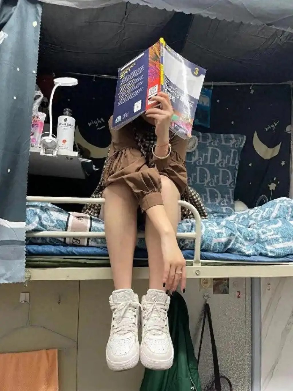 Despite her advanced pregnancy, the student insisted on staying in her upper bunk bed, as she found it comfortable. Photo: Baidu
