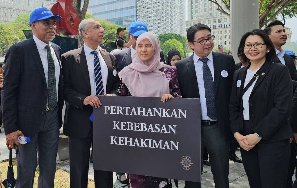 PKR deputy president Nurul Izzah Anwar (centre) joins the Malaysian Bar march for judicial independence on Monday. Photo: X/n_izzah
