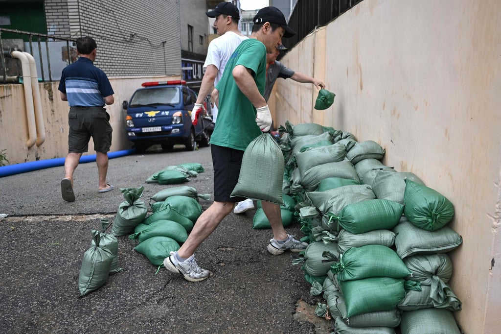 Residents prepare sand bags after flooding caused by record-breaking rains in Seosan, South Korea, on Thursday. Photo: AFP