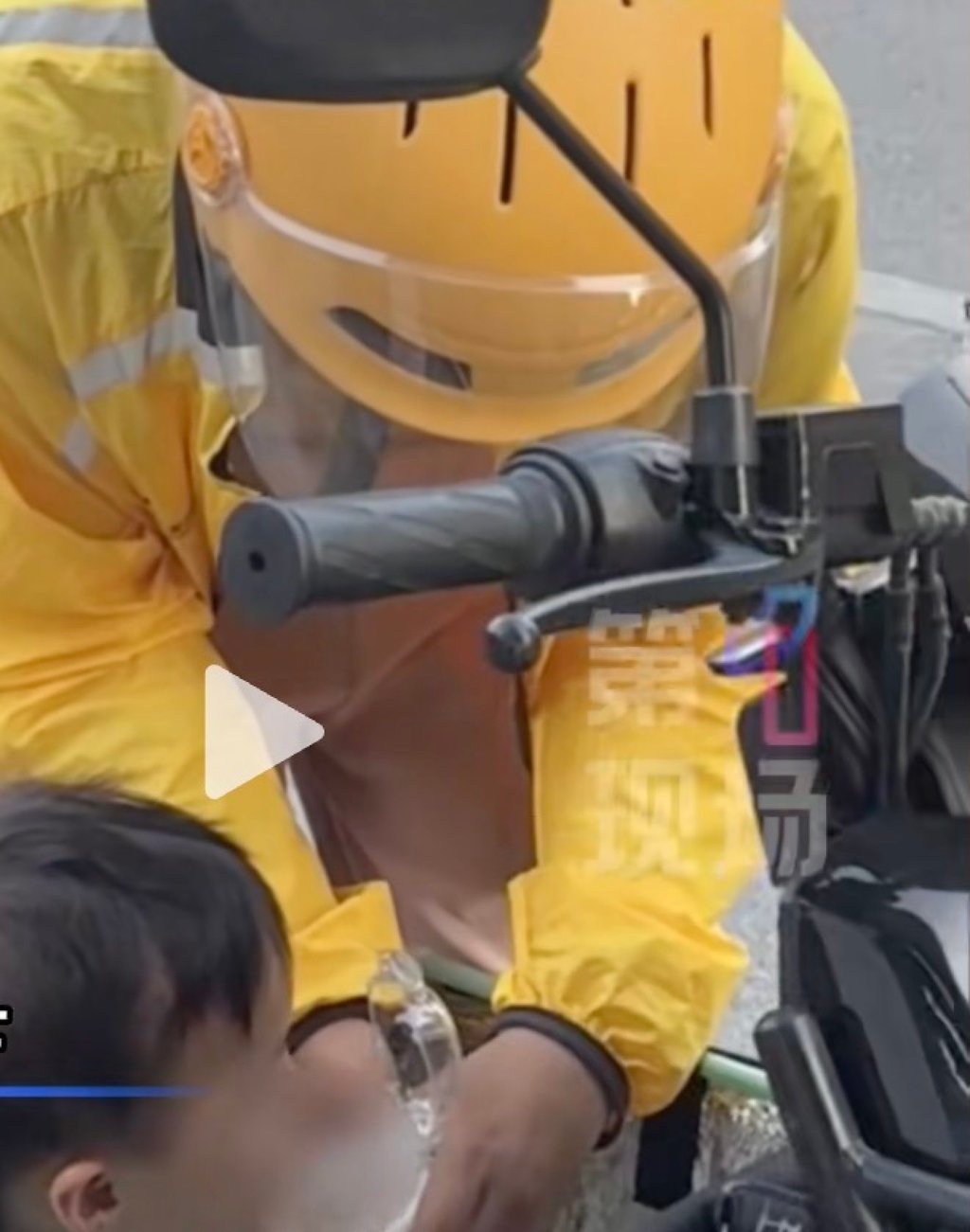 Zhu feeds her four-year-old daughter between deliveries as she sits in the courier box. Photo: Douyin