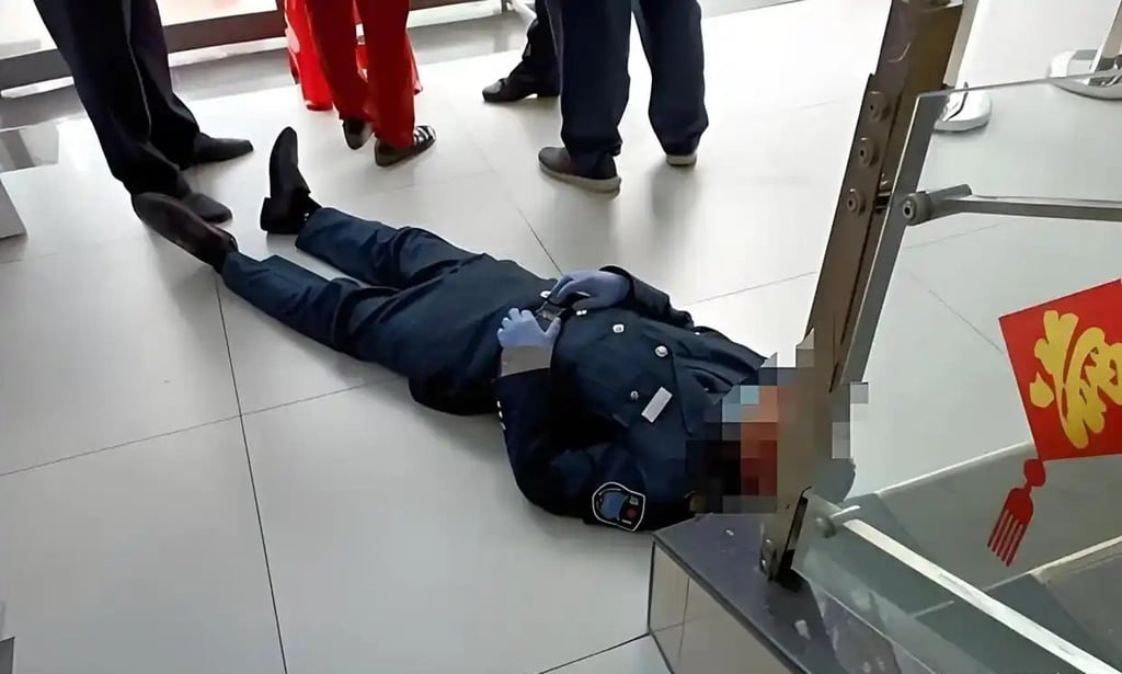 Security guard Zhou collapsed and died after a riving early for his shift on July 15. Photo: Baidu