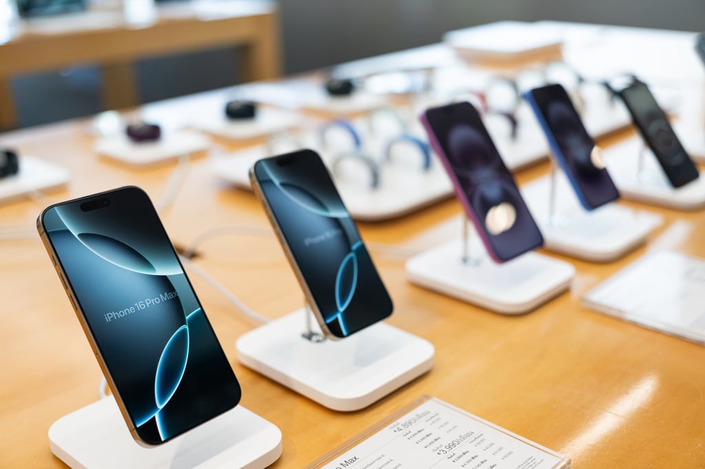 The woman asked each of the men she dated for an iPhone, then sold the gadgets online. Photo: Shutterstock