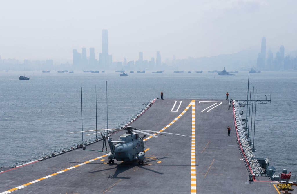 The aircraft carrier Shandong departs from Victoria Harbor in Hong Kong, July 7. Photo: Xinhua