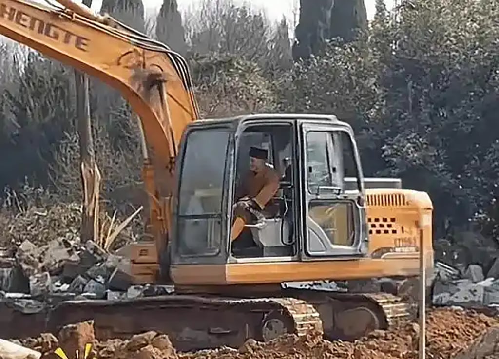 Shi Yinle has been photographed driving a bulldozer as a mark of his commitment to honest work. Photo: Baidu