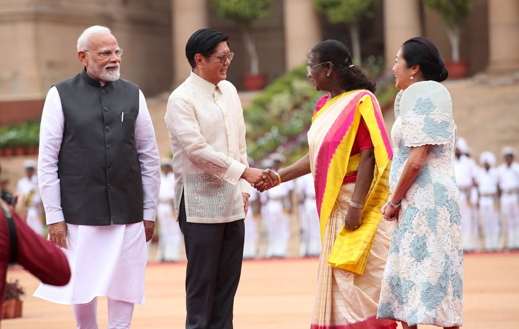 Philippine President Ferdinand Marcos Jnr (second from left) and his wife, Liza Araneta-Marcos (right), meet Indian President Droupadi Murmu (right) and Prime Minister Narendra Modi (left) during a welcome reception at the president’s House in New Delhi on Tuesday. Photo: EPA