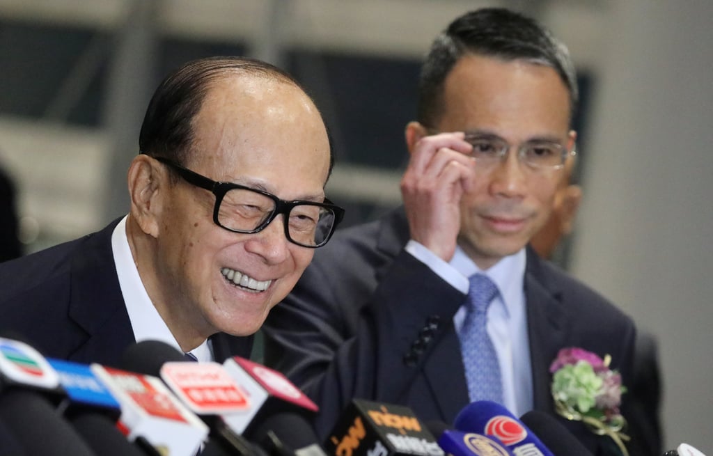 Li Ka-shing (left) with his elder son Victor Li Tzar-kuoi (right) during the annual dinner of his flagship company CK Asset Holdings in Wan Chai on January 10, 2020. Photo: Dickson Lee