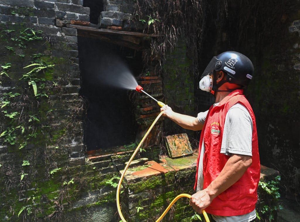 A worker sprays insecticide in Foshan, Guangdong province on July 25 amid a campaign to eliminate mosquitoes and increase sanitation. Photo: Xinhua