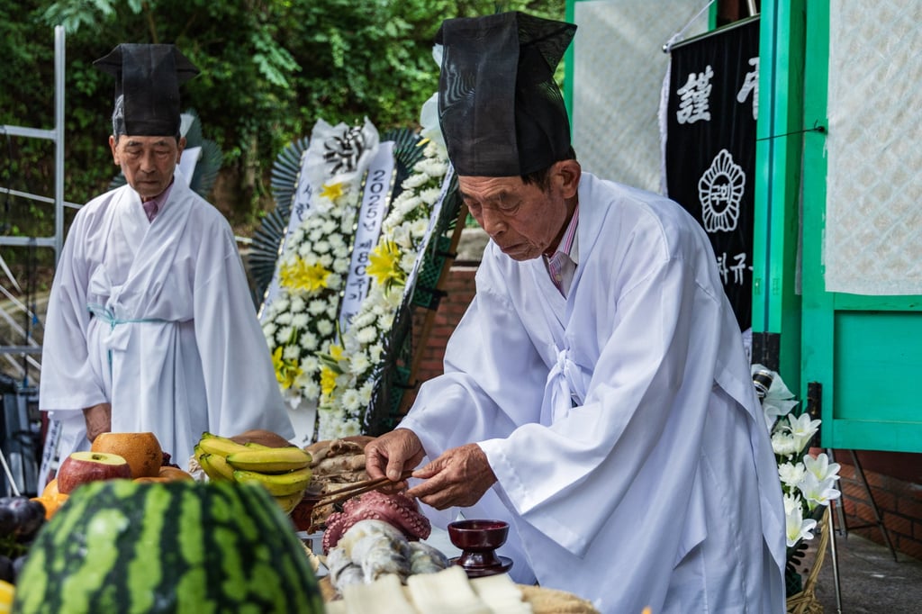 Ahn Won-sang, a Korean atomic bomb survivor, pays tribute to Korean victims during a memorial service on Wednesday. Photo: Kim Jung-yeop