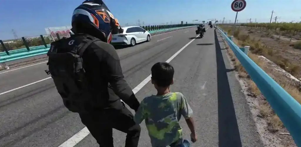 The motorcycle influencer found the boy wandering along the side of a busy highway. Photo: Baidu