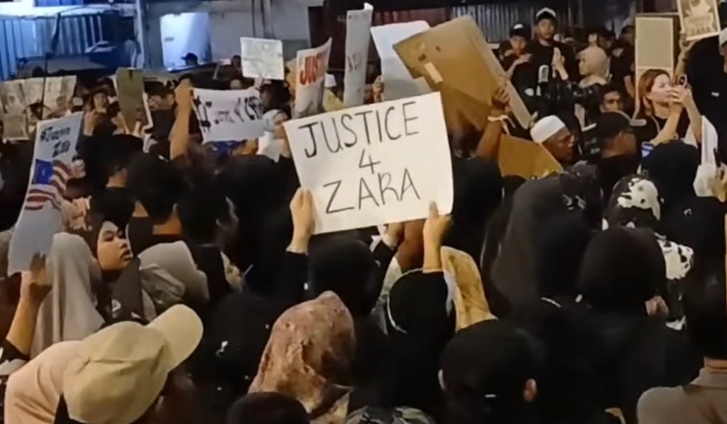 Protesters gathered at a night market in Sabah, Malaysia, on August 8 to demand justice over the death of 13-year-old Zara Qairina Mahathir. Photo: YouTube/Malindo TV