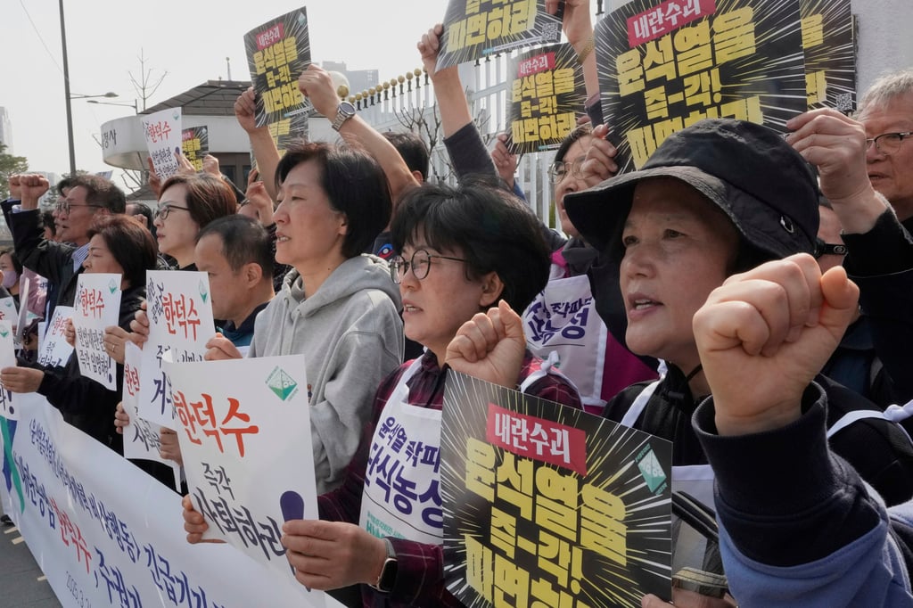 South Korean protesters stage a rally on March 24 calling for Han Duck-soo to step down as acting president. Photo: AP