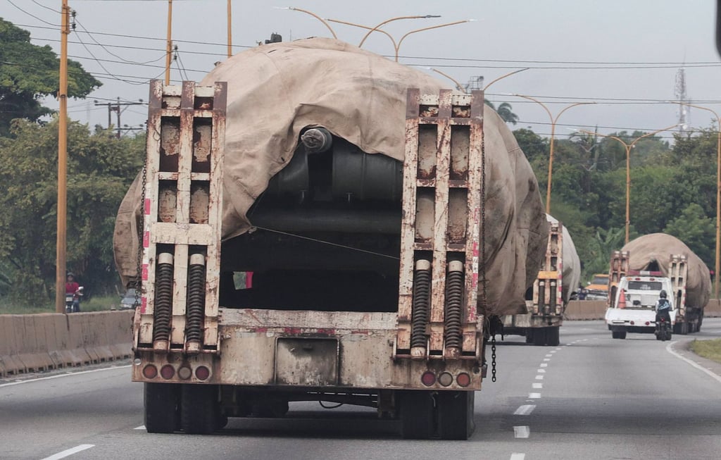 Venezuelan army trucks transport tanks. Photo: AFP