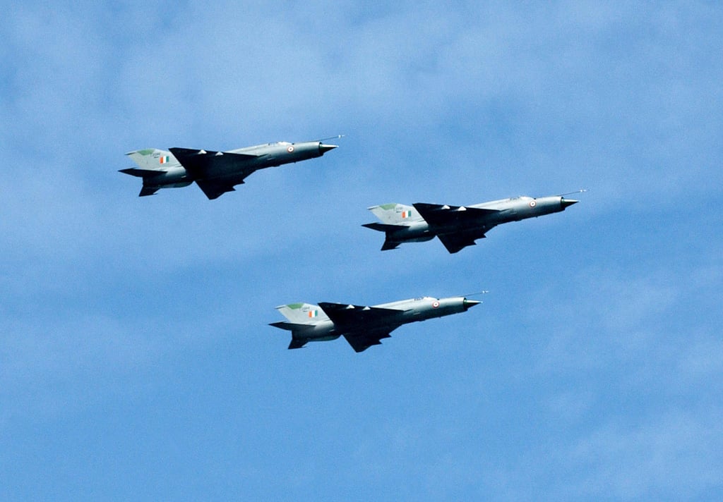 The Indian Air Force’s MiG-21 planes fly in formation over Dal Lake, Srinagar. Photo: The MiG-21 fighter jets will be retired by the end of the month. Photo: AFP