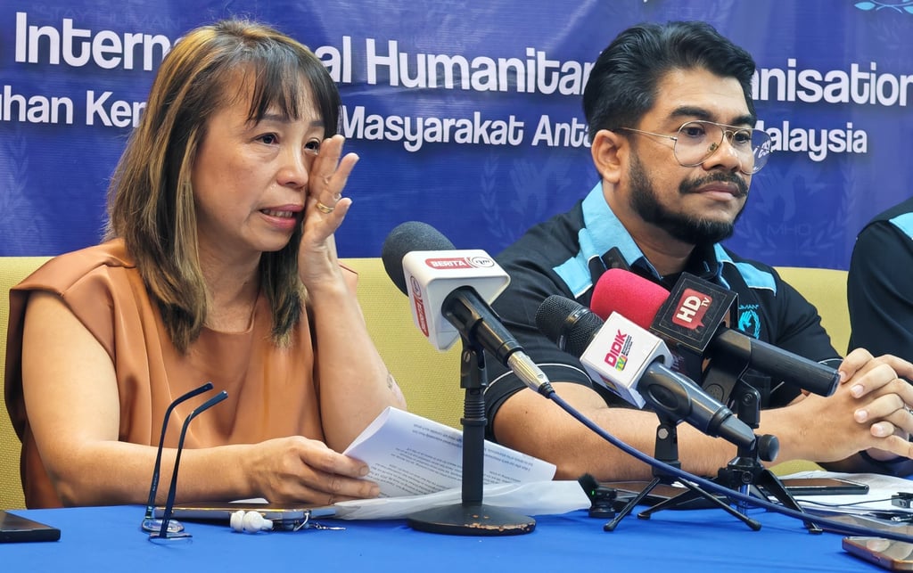 David’s mother, Minevera Balisong (left), with Malaysian International Humanitarian Organisation Secretary General Hishamuddin Hashim at a press conference on Wednesday. Photo: Joseph Sipalan