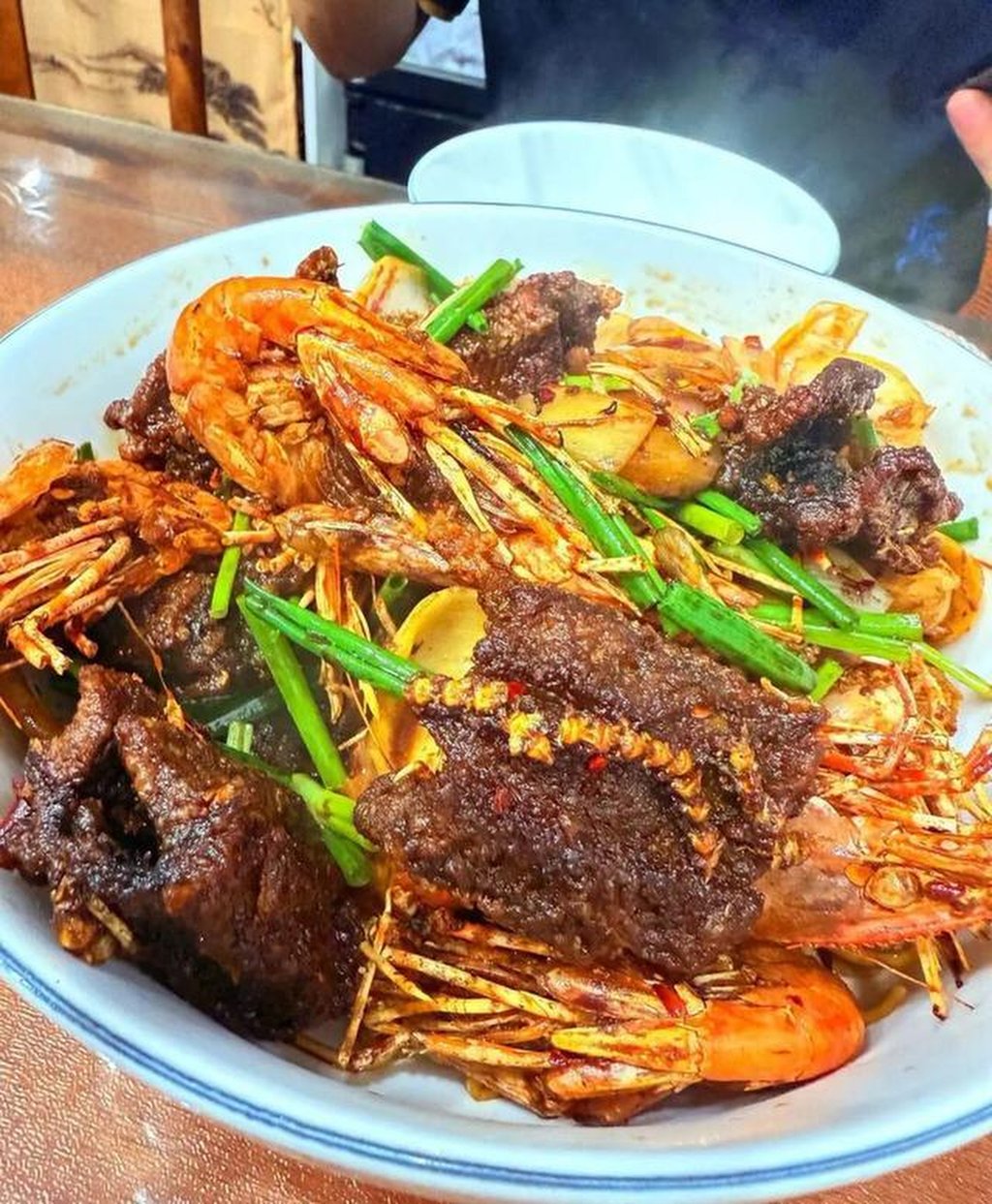 The restaurant offers a variety of dishes, including the local specialty, Ban Chuan stir-fried noodles, as well as stir-fried rice and soup noodles, all priced above 2,000 yuan. Photo: Sina