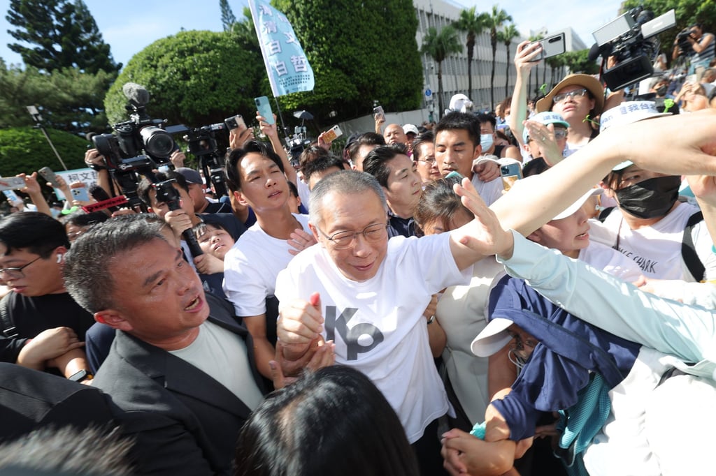 Ko Wen-je greets supporters outside the Taipei detention house where he was held for nearly a year. Photo: CNA