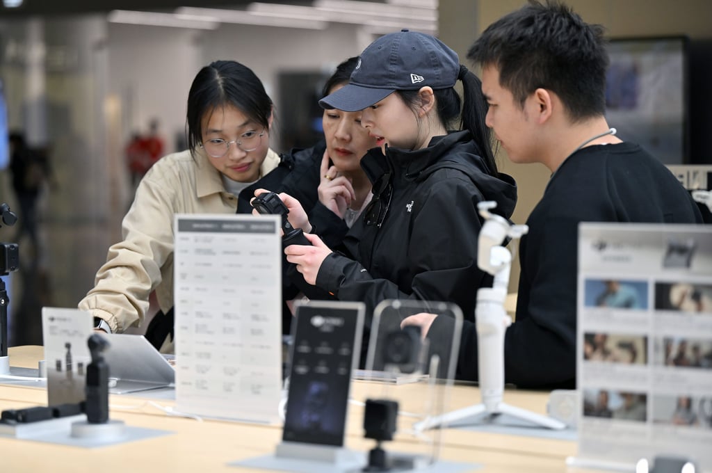 Customers shop at Haikou International Duty Free City in Haikou, Hainan province, on December 31. Photo: Xinhua