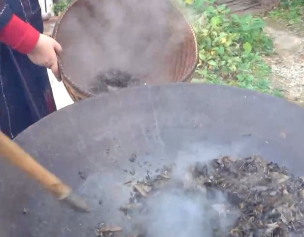 The herbs used in the therapy are stir-fried in a sizeable wok before being applied to patients. Photo: CCTV