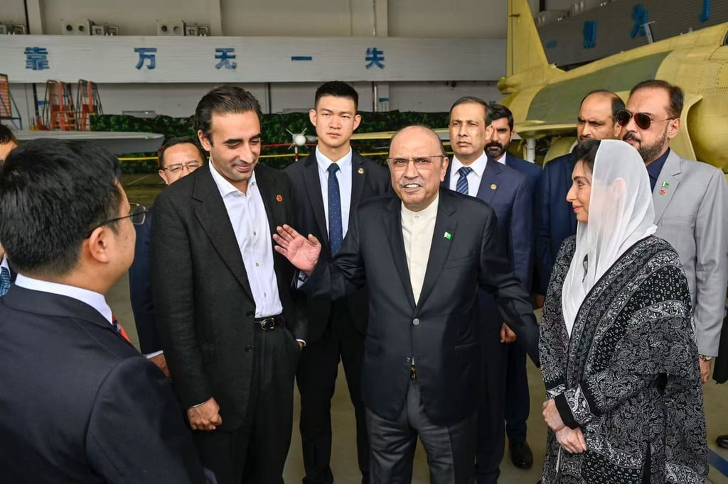 Pakistani President Asif Ali Zardari (centre) met with AVIC’s top engineers and scientists on Sunday. Photo: Handout