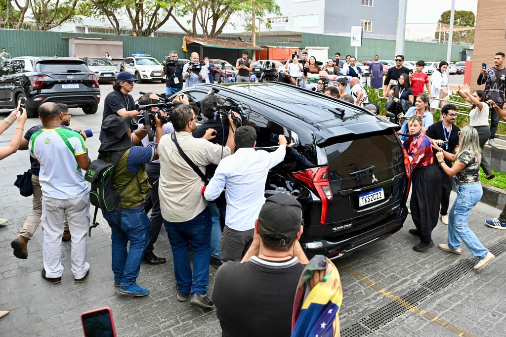 Supporters and journalists surround the vehicle carrying former Brazilian president Jair Bolsonaro as he leaves DF Star Hospital on Wednesday. Photo: AFP