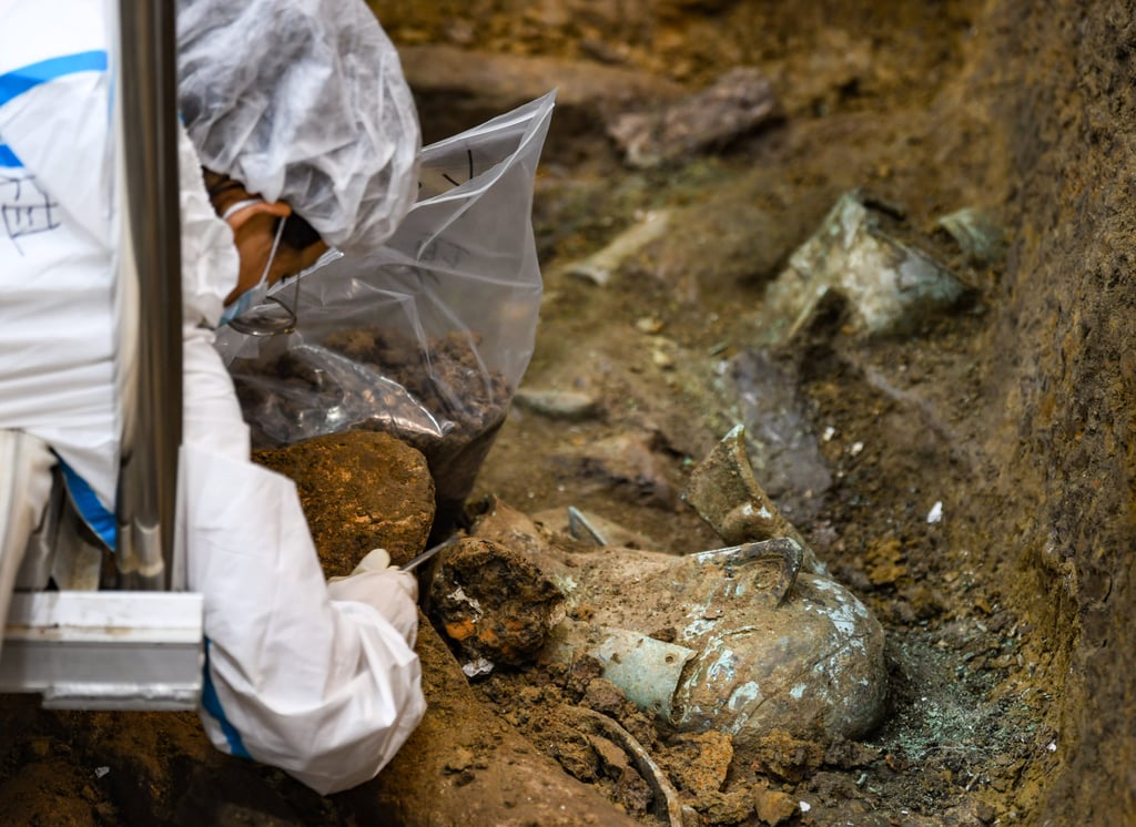 An archaeologist works at the No 8 sacrificial pit of the ruins at Sanxingdui on September 2, 2021. Photo: Xinhua