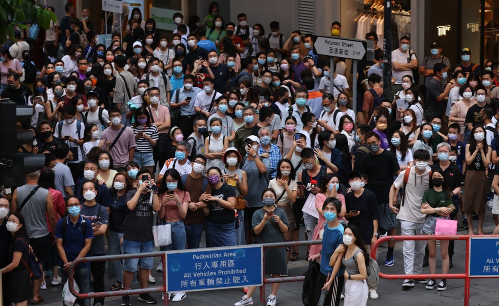 People watch a live broadcast of the Tokyo Olympics at Causeway Bay and show their support for Hong Kong track cycling athlete Sarah Lee Wai-sze on August 7, 2021. Photo: Dickson Lee