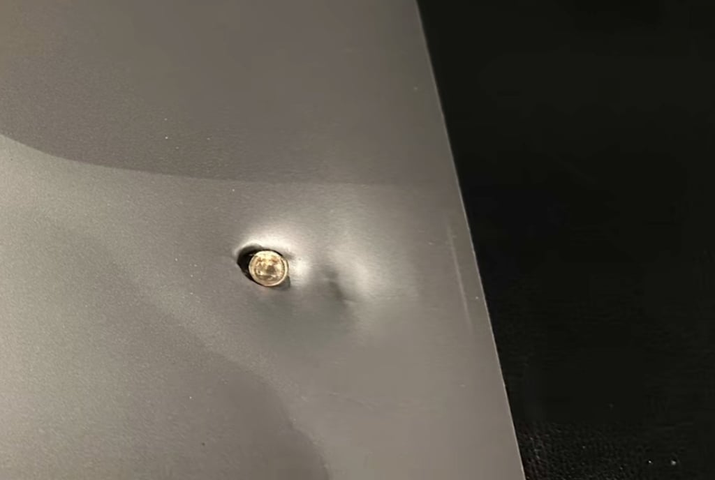 One of the bullets fired by the gunman lodged in the businessman’s laptop. Photo: QQ.com