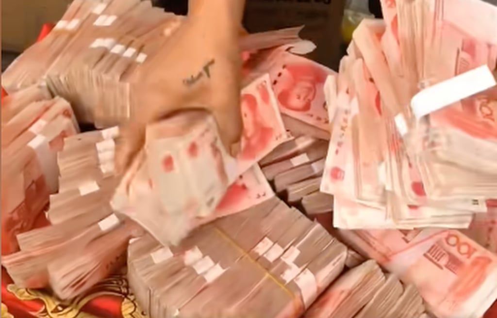 The victim stated that the 380,000 yuan included not only the monetary gifts from guests but also his daughter-in-law’s dowry and their welcome gift to her. Photo: Douyin