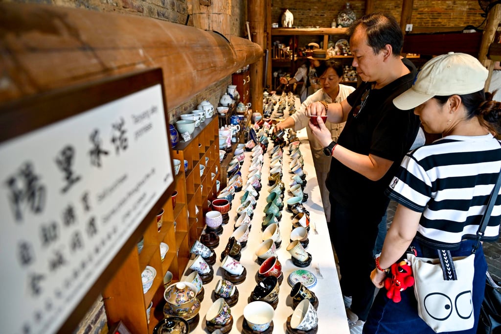 Tourists shop for handmade ceramic products in the Taoyangli area of Jingdezhen in east China’s Jiangxi province on July 13. Photo: Xinhua
