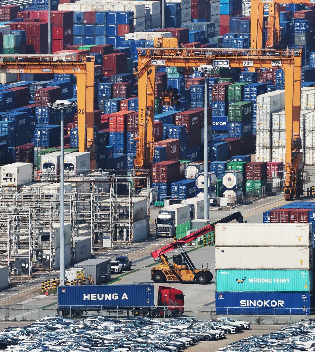 Containers waiting for export are stacked at a pier in Pyeongtaek, South Korea. Photo: EPA/Yonhap