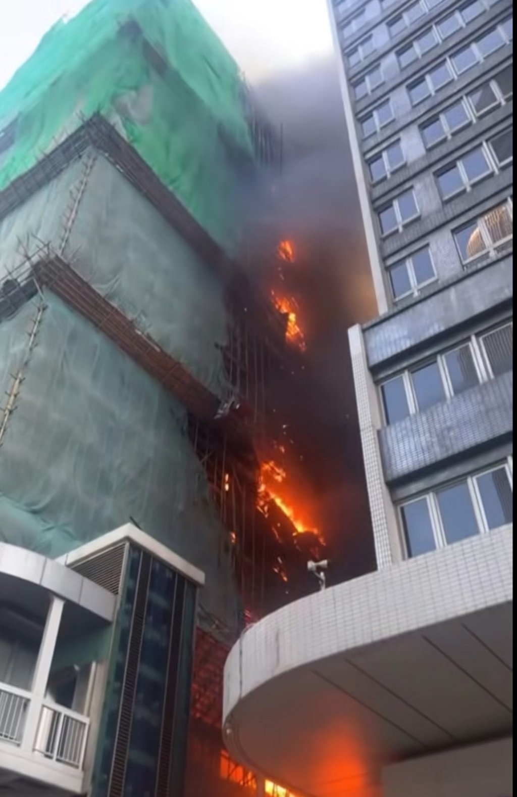 Scaffolding on the Chinachem Tower caught fire. Photo: Facebook / Soso Chan