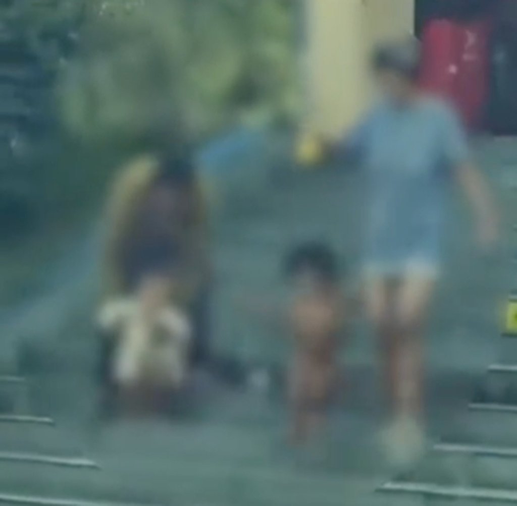 The parents were nearby, travelling in a recreational vehicle with a one-year-old child and a dog; both the parents and the toddler were dressed appropriately. Photo: Douyin