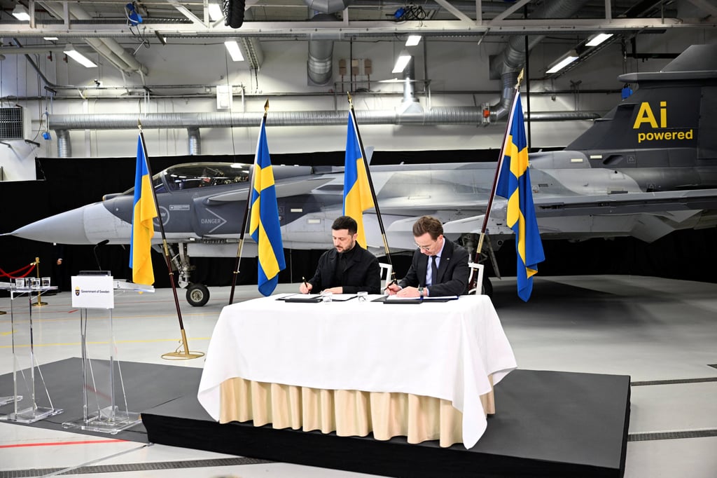 Ukrainian President Volodymyr Zelensky (left) signs documents with Swedish Prime Minister Ulf Kristersson in Linkoping, Sweden, on Wednesday. Photo: TT News Agency via Reuters