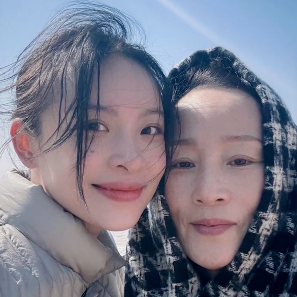 Although she grew up taking dance lessons, her mother, right, rejected the teacher’s suggestion for her to pursue professional dance training, prioritising her impressive academic performance instead. Photo: thepaper.cn