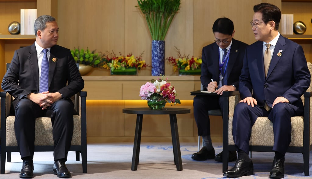 South Korean President Lee Jae-myung (right) and Cambodian Prime Minister Hun Manet hold talks in Kuala Lumpur on Monday. Photo: Yonhap/dpa