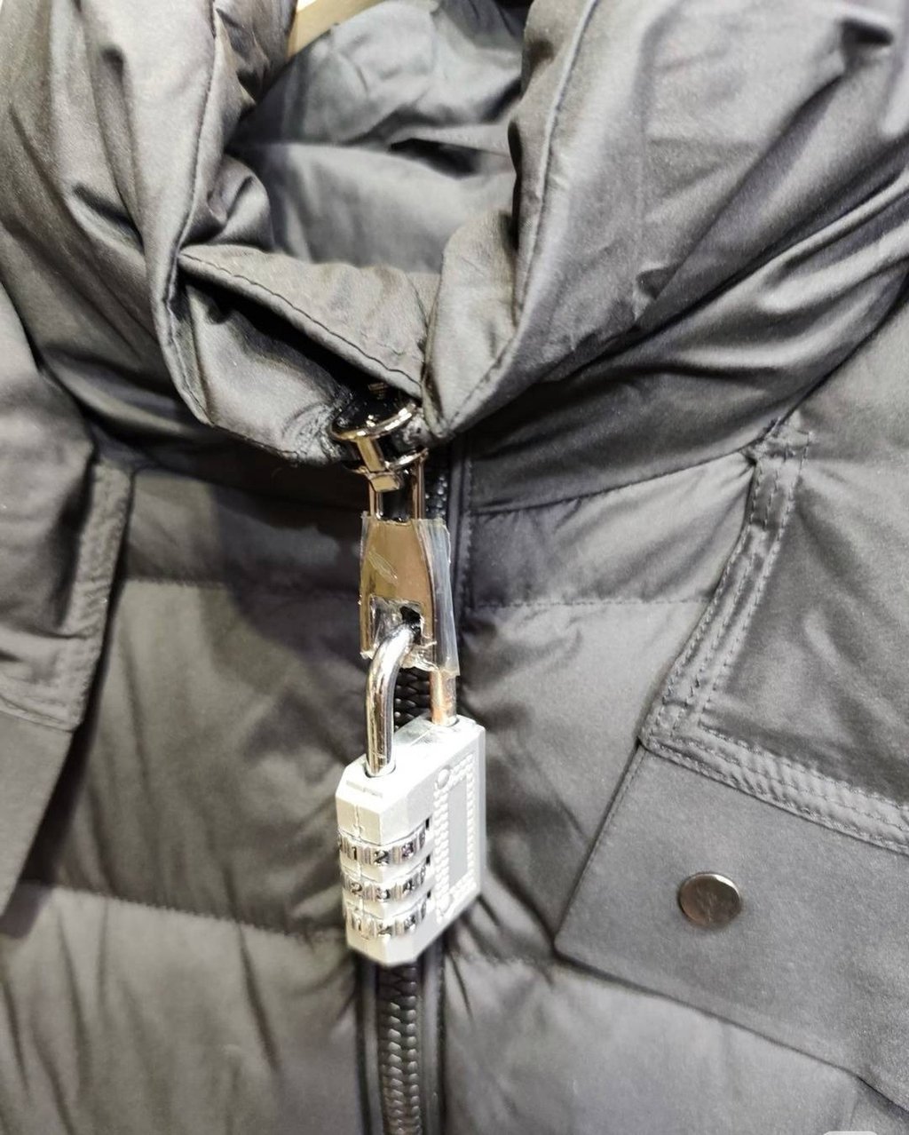 Some e-commerce platforms are attaching bulky, heavy combination locks on zips. Photo: Sina