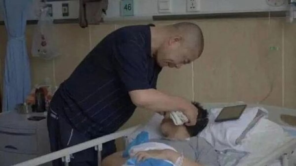 Gui Junmin tends to his wife in her hospital bed before she underwent the freezing procedure. Photo: infzm.com