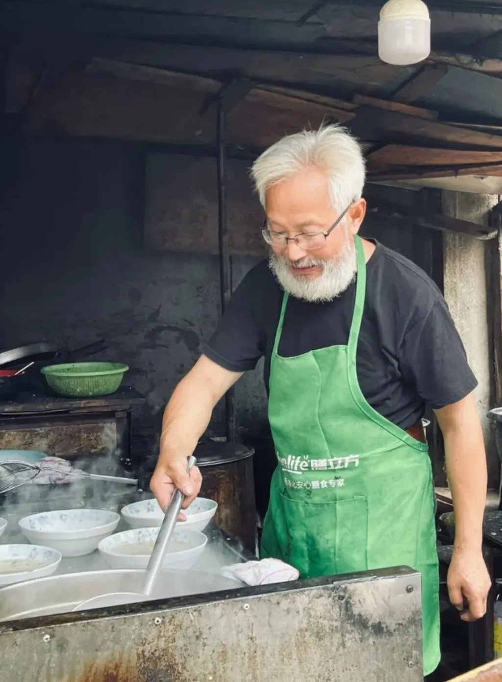 Former railway worker Yin Zhenggen cooks up a storm at his shop which has gone viral. Photo: QQ.com